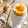 Huevo cocido sobre huevera listo para comer, ejemplo perfecto de cocción al punto