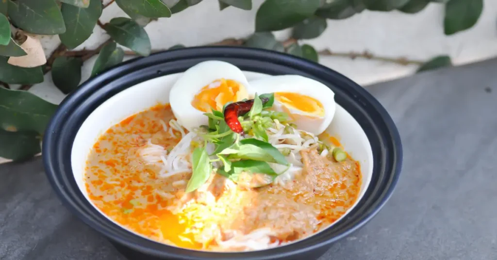 Huevo cocido en sopa ramen japonesa con caldo y fideos