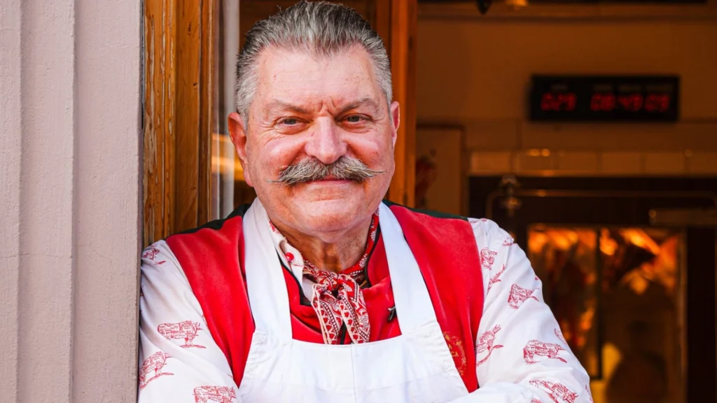El reconocido chef italiano Dario Cecchini preparando cortes de carne exclusivos en un evento gastronómico en Bal Harbour.