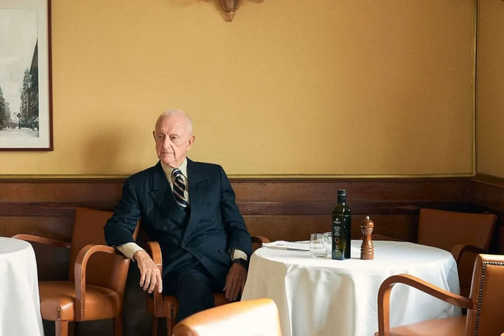 El barman Giuseppe Cipriani, creador del cóctel Bellini, sentado dentro del histórico Harry's Bar.