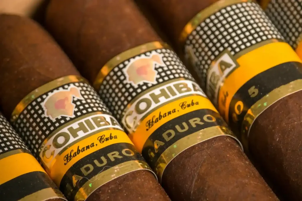 Detalle en primer plano de la anilla de oro y relieves de un Habano Cohiba, símbolo de la Denominación de Origen Protegida.