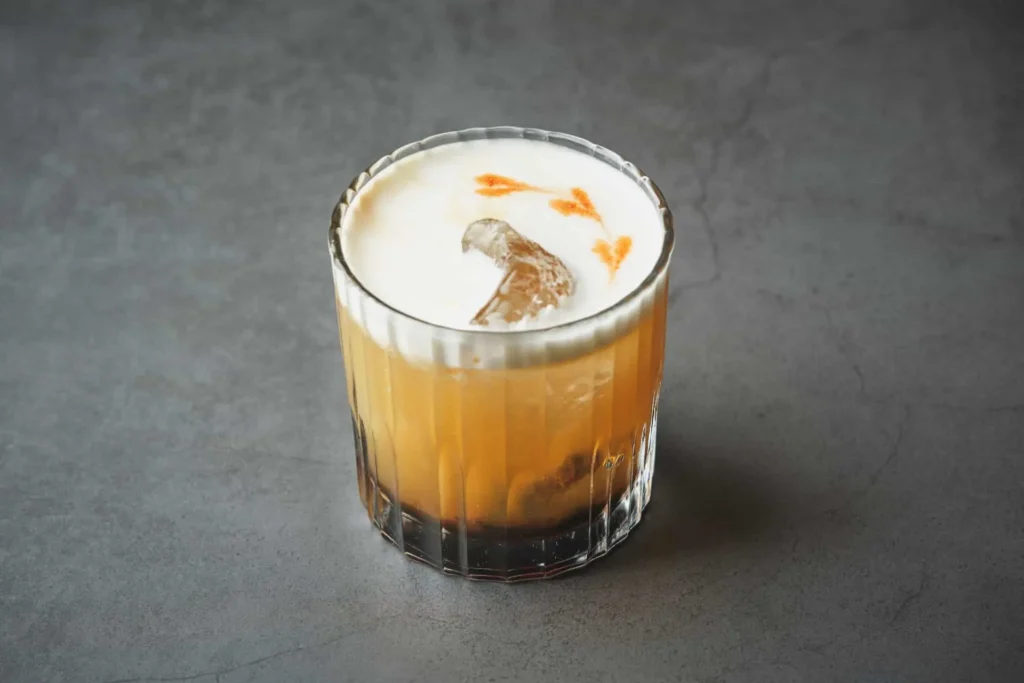 Cóctel whisky sour, una opción de maridaje para la guía de los habanos.