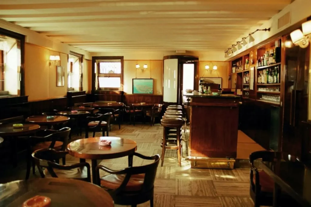 Interior del original e histórico Harry's Bar en Venecia, donde se creó el Bellini y al que Ernest Hemingway era asiduo.
