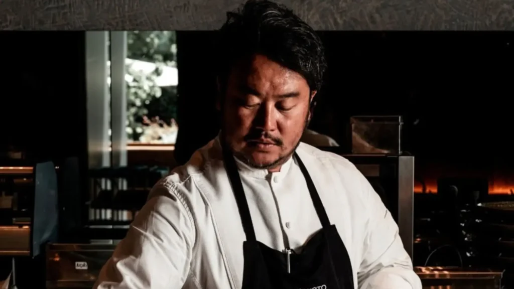 El chef Makoto Okuwa preparando sushi de autor en su restaurante de Bal Harbour Shops.
