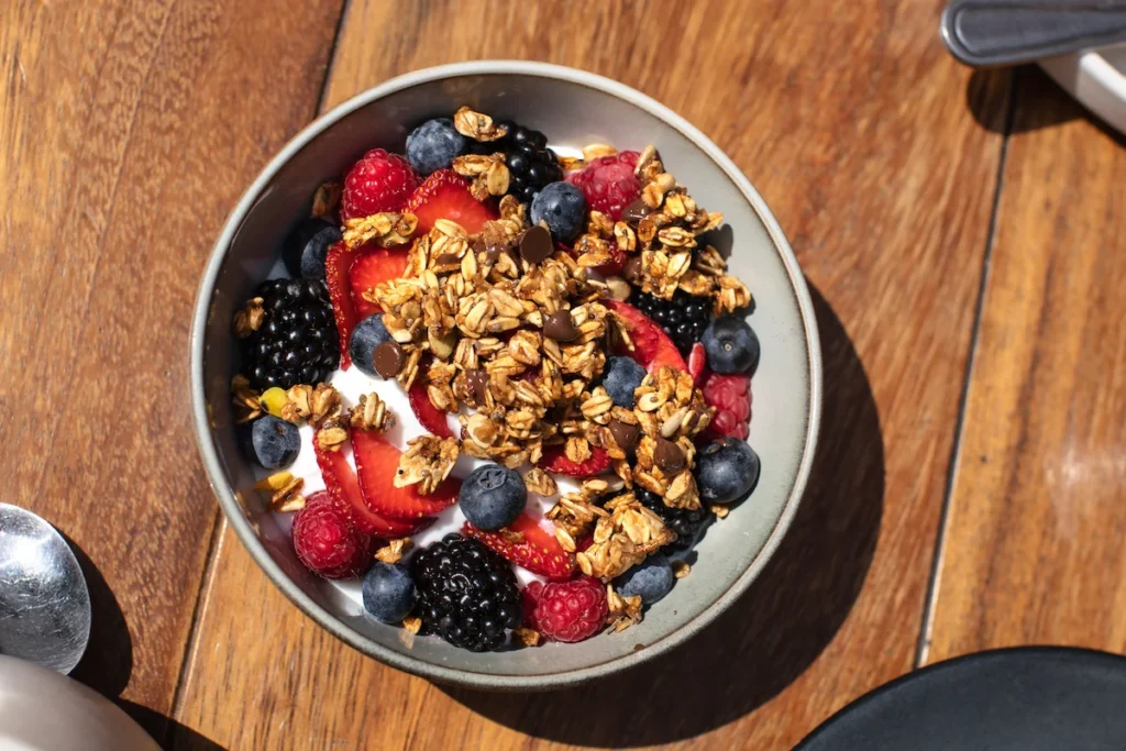 Bowl de berries con yogurt griego natural y avena del restaurante Croasán ubicado en San José Insurgentes, CDMX.