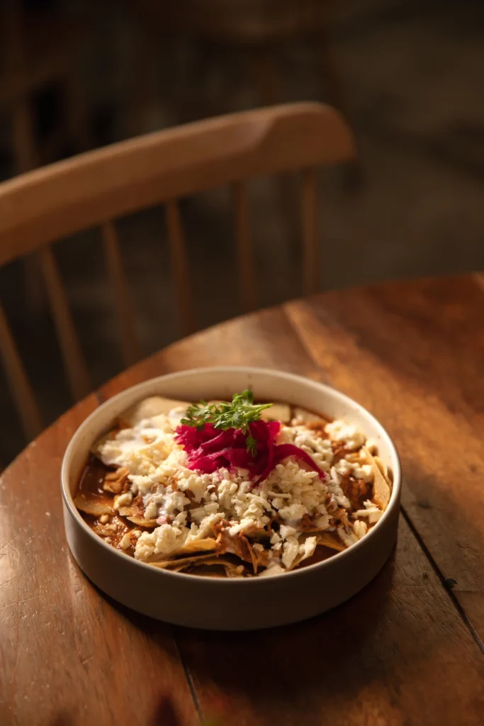 Plato con chilaquiles rojos en el restaurante Croasán, nueva sucursal en San José Insurgentes, CDMX.