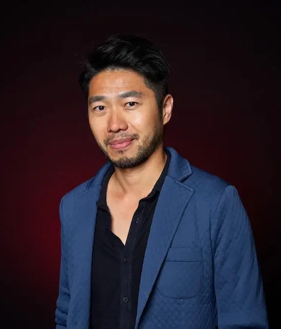 Arthur Huang, arquitecto y fundador de Miniwiz, frente a estructuras creadas con materiales reciclados de desechos industriales.