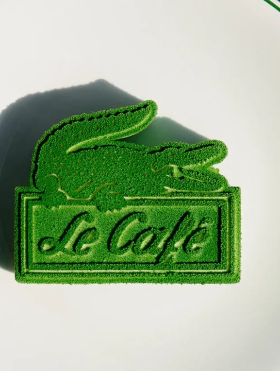 Pastel artesanal con la forma del icónico cocodrilo de Lacoste, servido en el Café Lacoste permanente en París, Avenue Franklin D. Roosevelt.