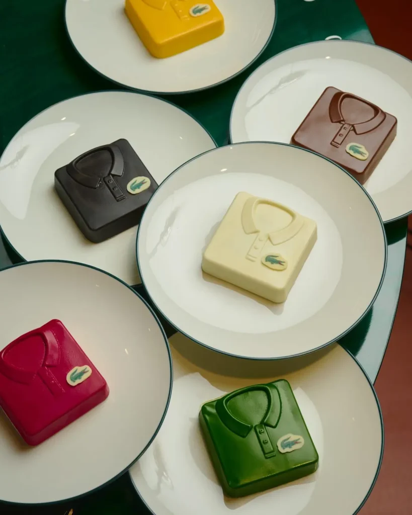 Polo Cakes con forma de la icónica camiseta polo de Lacoste, servidos como postres de autor en el nuevo café temático de la Avenue Franklin D. Roosevelt.
