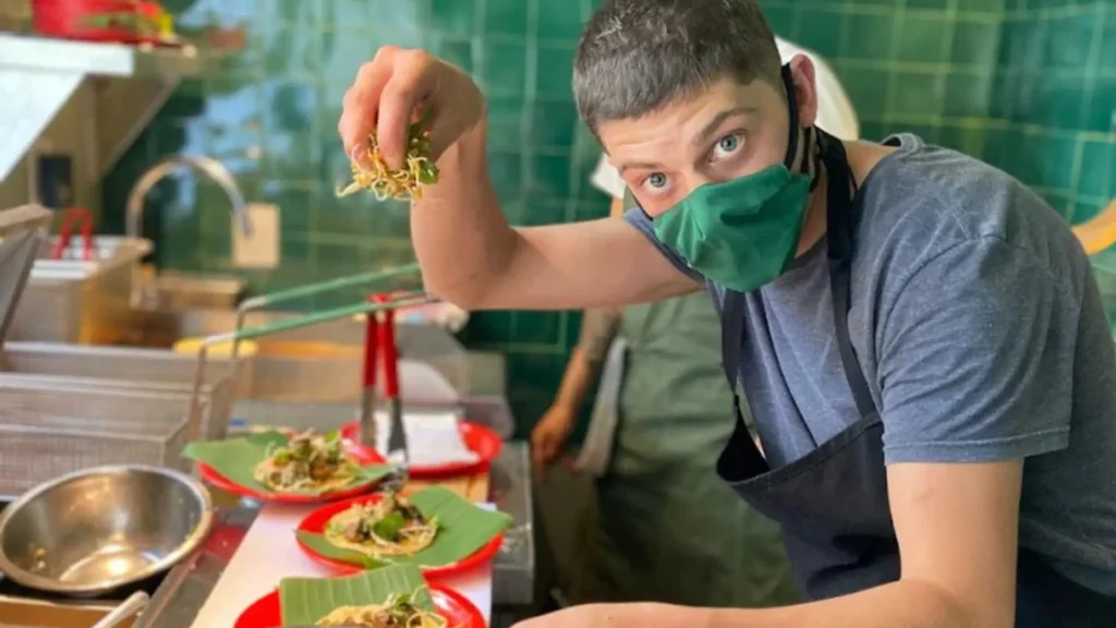 Chef Ross McCombe, creador de Cariñito Tacos Roma Norte, cocinando tacos de autor inspirados en la gastronomía del sudeste asiático en la Ciudad de México.