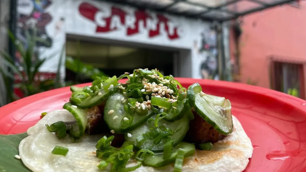 Taco Cariñito de Pork Belly con salsa hoisin y chiles mexicanos; propuesta de gastronomía de autor y fusión asiática en la Roma Norte.