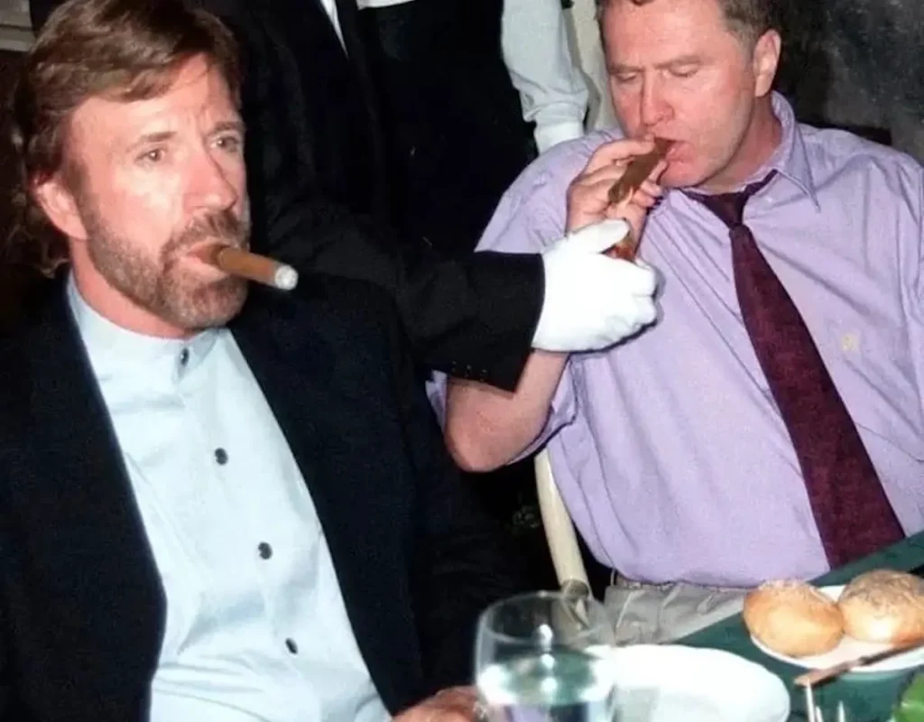 Chuck Norris cenando vestido como Texas, Walker rANGER.