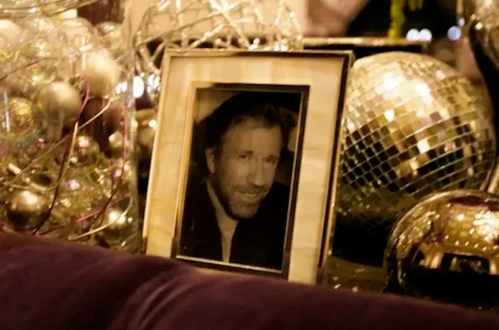 Fotografía del retrato de Chuck Norris dentro del restaurante de Joel Robuchon en Las Vegas.