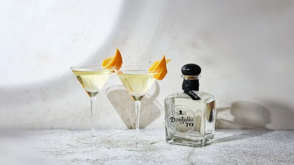 Cóctel maestro martini servido en vasos martini junto a botella don Julio. Los cócteles que se servirán en los Oscar 2026.