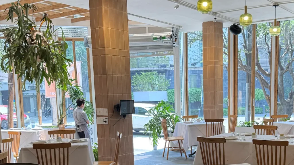 Interior del restaurante Croasán, nueva sucursal ubicada en la colonia San José Insurgentes, CDMX.