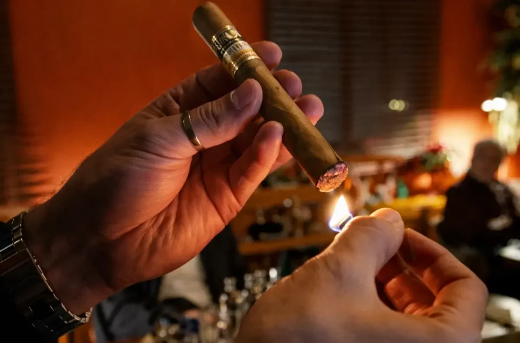 Encendido de un habano Cohiba con cerillo de madera durante experiencia de maridaje de Habano con tequila Centenario en Spirit Rooms, Condesa, Ciudad de México.