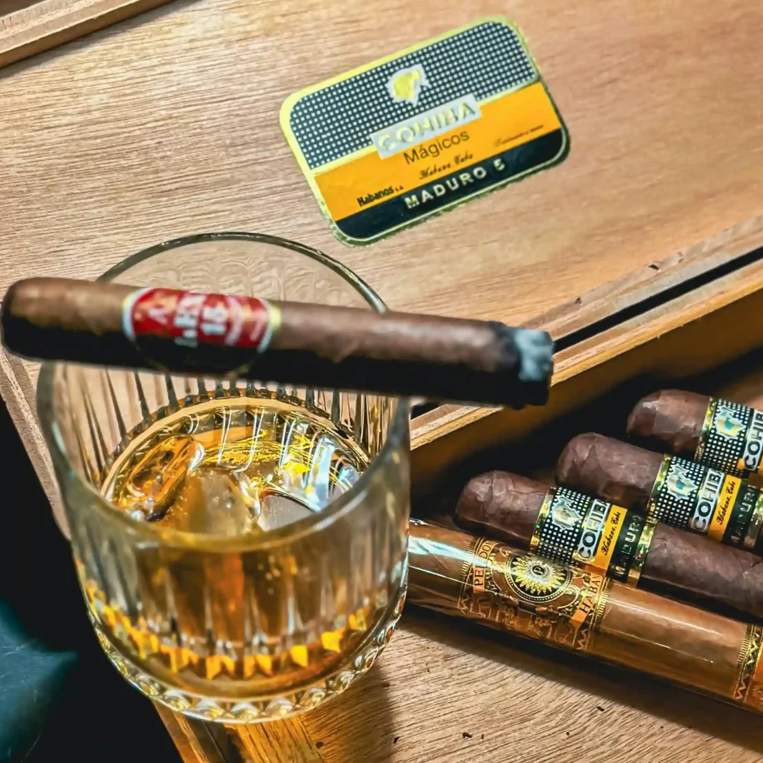 Crónica de un maridaje entre habanos y tequila Centinela en Spirit Rooms, Condesa CDMx. Vaso con habanos.