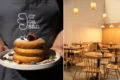 Mano sosteniendo plato con hotcakes decorados con frutos rojos y berries, junto a una toma del interior de la panadería Croasán en San José Insurgentes.
