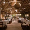 Interior del restaurante Kinich en Izamal, Yucatán, con arquitectura tradicional, mesas de madera y ambiente inspirado en la cultura yucateca.