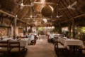 Interior del restaurante Kinich en Izamal, Yucatán, con arquitectura tradicional, mesas de madera y ambiente inspirado en la cultura yucateca.