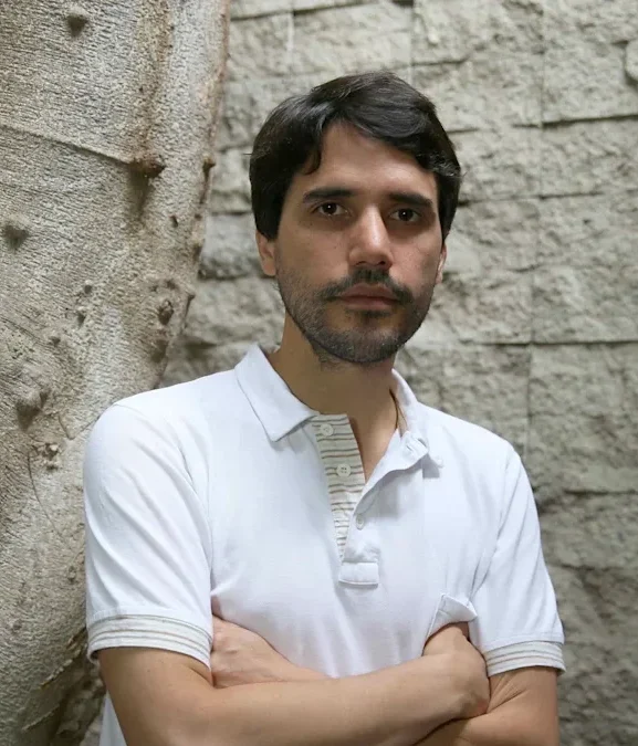 El chef peruano Virgilio Martínez, fundador de Mater Iniciativa y Central, en su laboratorio de investigación gastronómica analizando ingredientes de altitud.