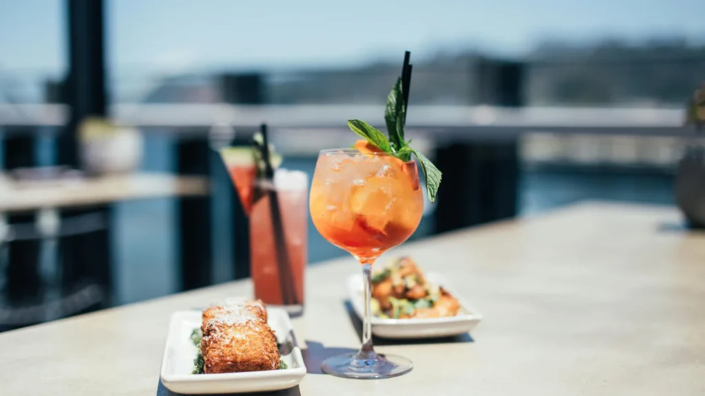 Aperitivo italiano Spritz en Salerno, Italia; cultura de bar y gastronomía de la Campania.