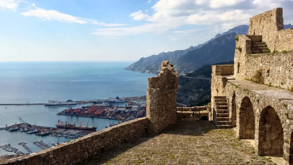 Vista panorámica desde el mirador del Castello di Arechi, mostrando el Golfo de Salerno y el inicio de la Costa Amalfitana bajo un cielo despejado.