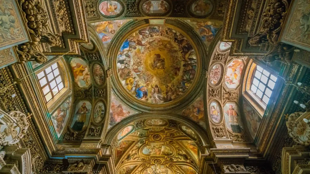 Vista en contrapicado del interior de la Catedral de Salerno (Duomo), mostrando las columnas de mármol romano y la perspectiva hacia los techos artesonados y arcos medievales.