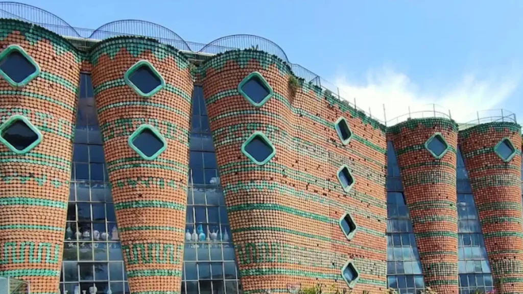 Fábrica Solimene, Vietri sul Mare; arquitectura de Paolo Soleri y cerámica tradicional de la Costa Amalfitana.