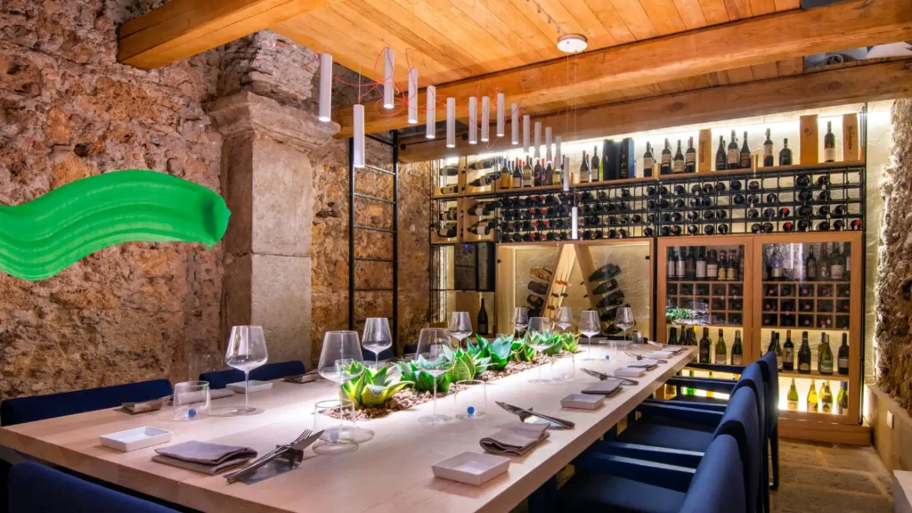 Elegante sala del restaurante Casamare en Salerno, con vista al mar y diseño contemporáneo, destacado por la Guía Michelin por su cocina de pescado y marisco fresco.