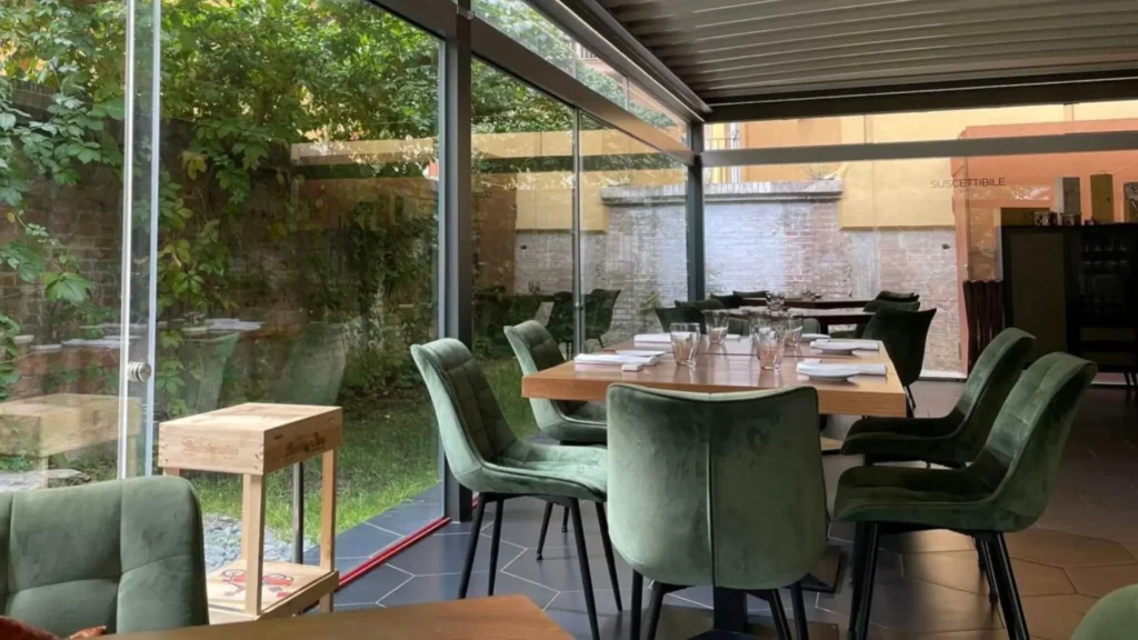 Emplatado minimalista en el restaurante Suscettibile de Salerno, destacando la gastronomía de autor con ingredientes locales de la Campania en un ambiente de lujo contemporáneo.