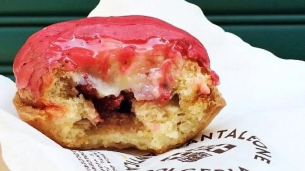 La famosa Scazzetta del Cardenal de la Pasticceria Pantaleone: un pastel artesanal de bizcocho, crema de fresas y un distintivo glaseado rojo brillante, icono de Salerno.