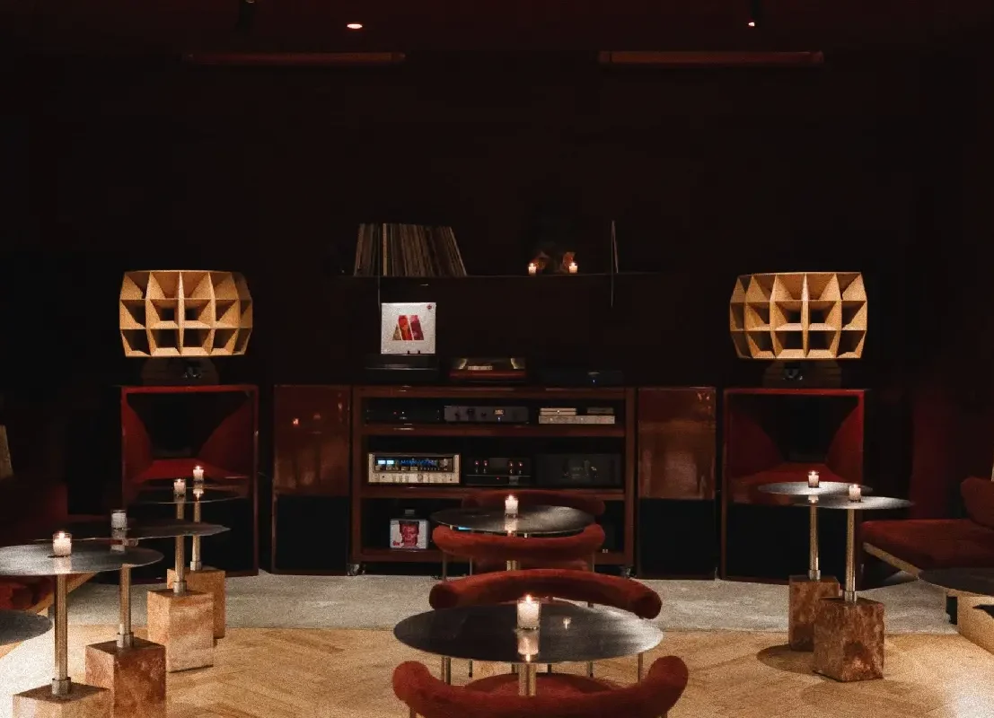 Interior de Shhh Listening Bar en la Hipódromo Condesa, CDMX, mostrando el diseño de mesas y el concepto de audio analógico de alta fidelidad.