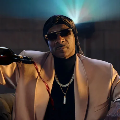 Snoop Dogg presenta vino en homenaje al rapero y amigo Tupac Shakur.