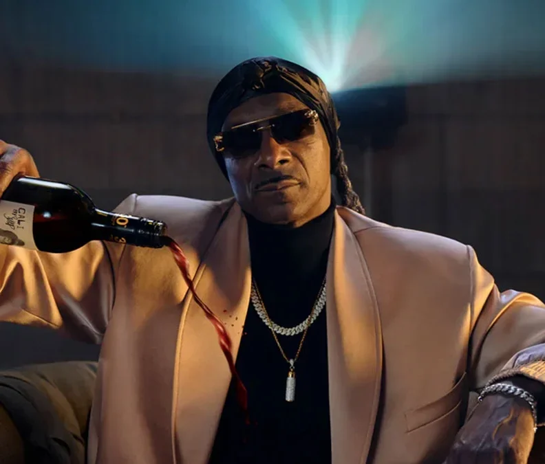 Snoop Dogg presenta vino en homenaje al rapero y amigo Tupac Shakur.