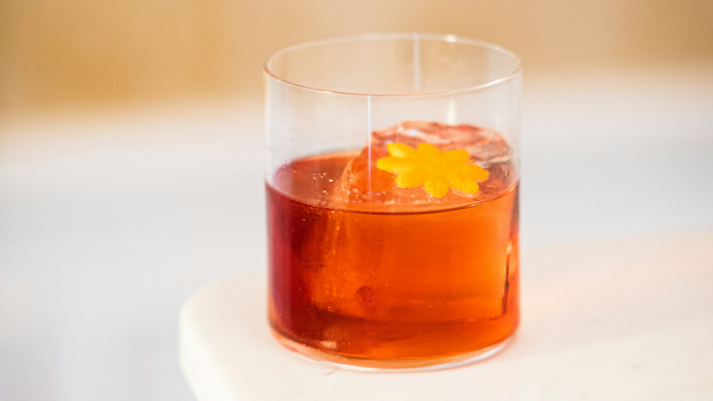 Vermut rojo en vaso old fashioned.