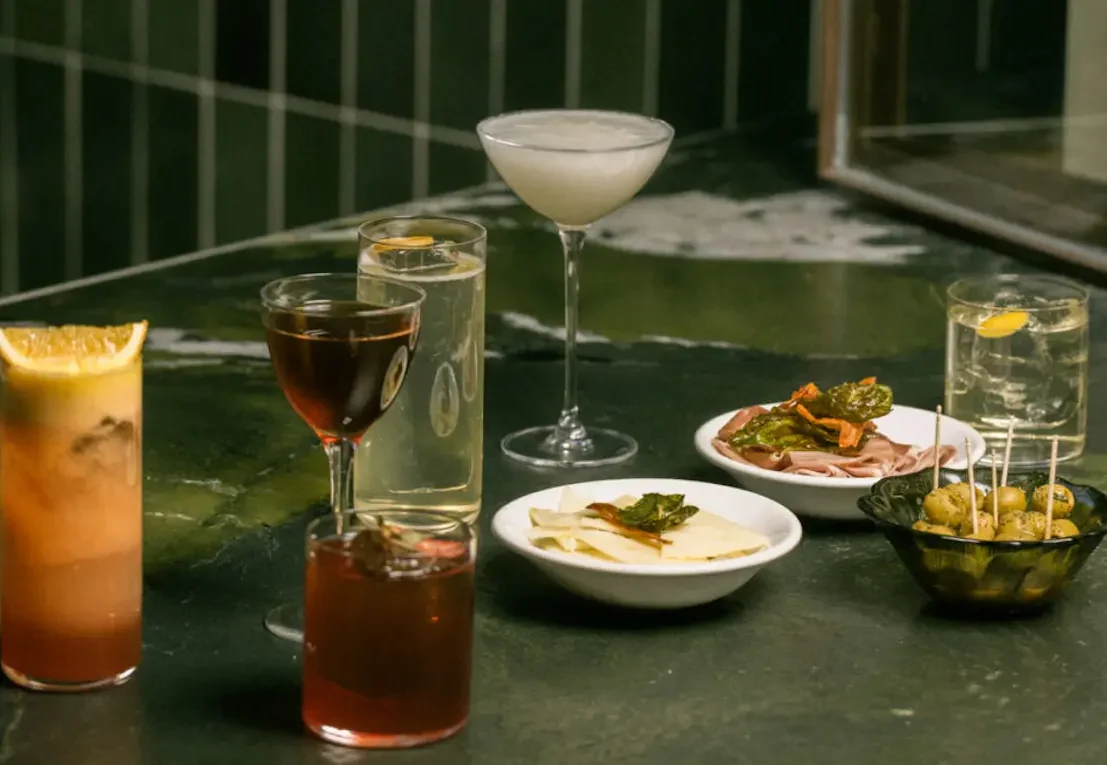 Bar Mauro en Ciudad de México, reconocido como el mejor bar de México y número 2 en North America’s 50 Best Bars 2026, con bartender sirviendo un cóctel en barra.