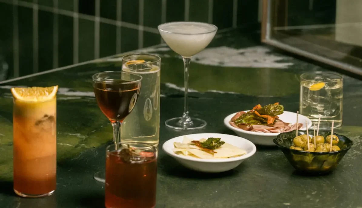 Bar Mauro en Ciudad de México, reconocido como el mejor bar de México y número 2 en North America’s 50 Best Bars 2026, con bartender sirviendo un cóctel en barra.