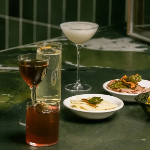 Bar Mauro en Ciudad de México, reconocido como el mejor bar de México y número 2 en North America’s 50 Best Bars 2026, con bartender sirviendo un cóctel en barra.
