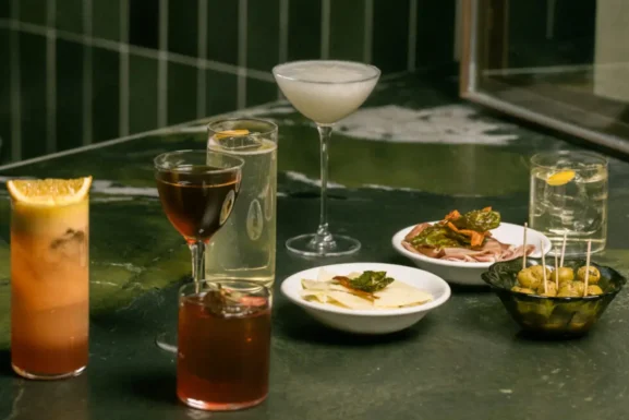 Bar Mauro en Ciudad de México, reconocido como el mejor bar de México y número 2 en North America’s 50 Best Bars 2026, con bartender sirviendo un cóctel en barra.