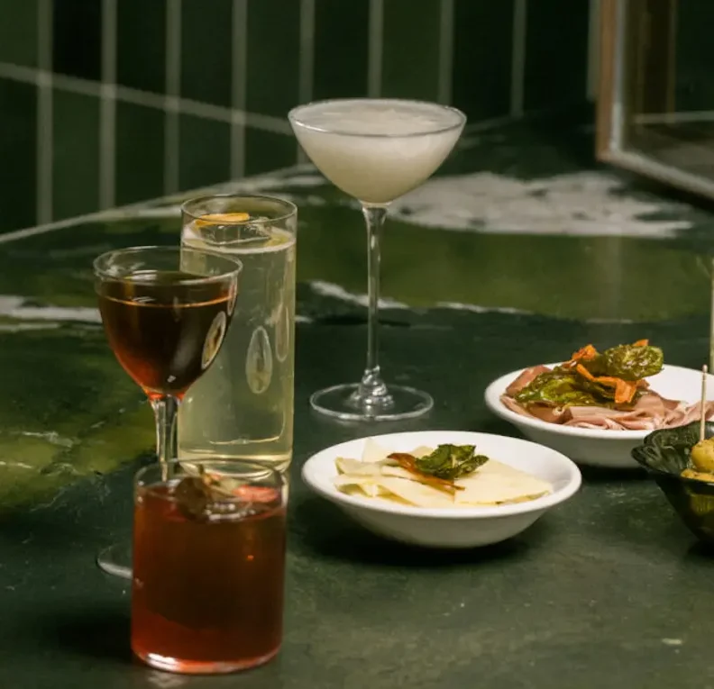 Bar Mauro en Ciudad de México, reconocido como el mejor bar de México y número 2 en North America’s 50 Best Bars 2026, con bartender sirviendo un cóctel en barra.