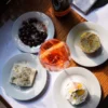 Aperitivo italiano con spritz y cocina griega en Mythos Estiatorio en Ciudad de México, con gyros, tapas mediterráneas y prosecco servido en mesa