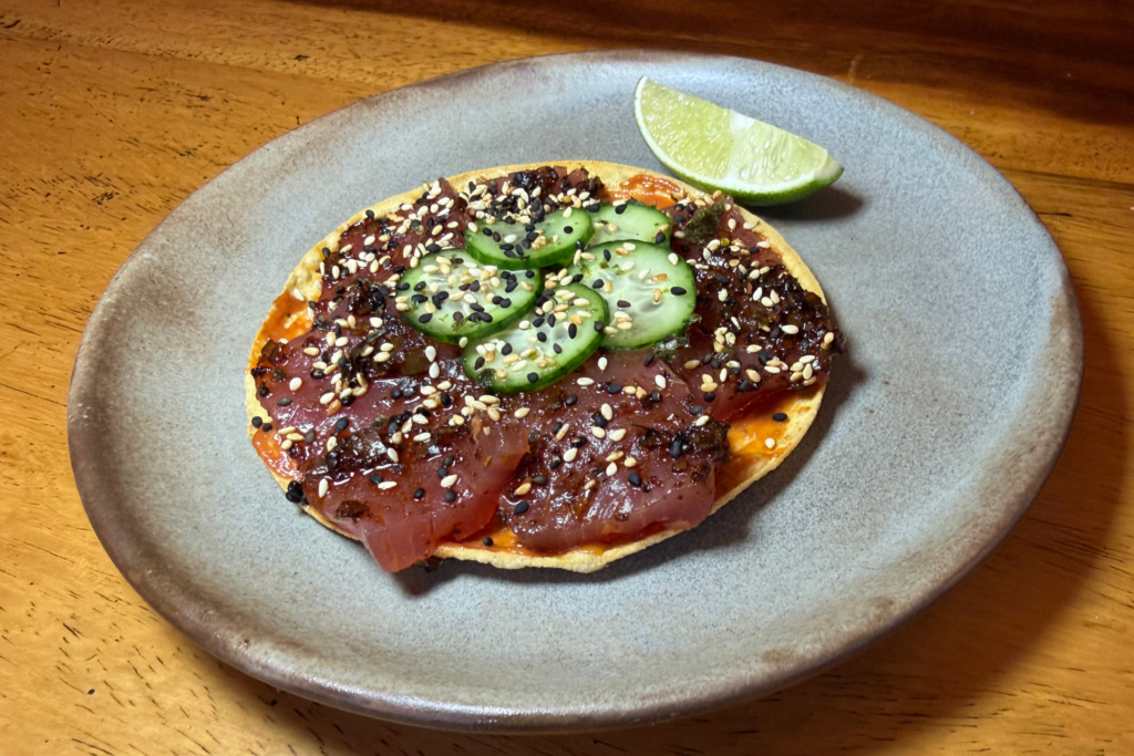 Tostada de atún del restaurante Alelí Rooftop del chef Osvaldo Oliva, participante en el programa #AmexForFoodies de American Express.