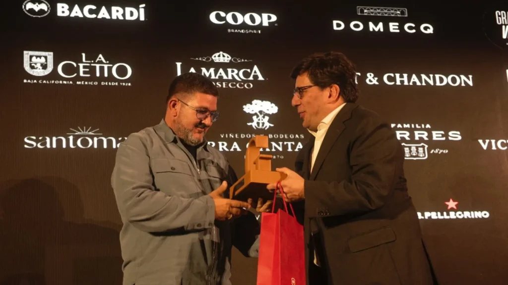 Chef Dani García recibe un premio en el Foro Gentleman Gourmet 2026.