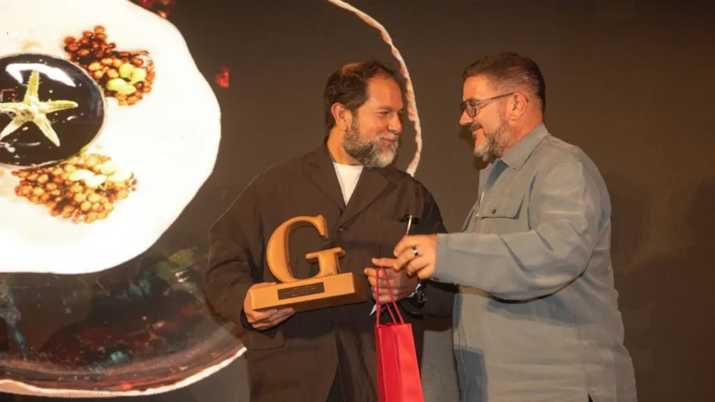 Chef Enrique Olvera recibe el premio a Mejor Chef del año en el foro Gentleman Gourmet 2026