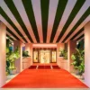 Fachada de The Beverly Hills Hotel rodeada de palmeras en Beverly Hills, California.