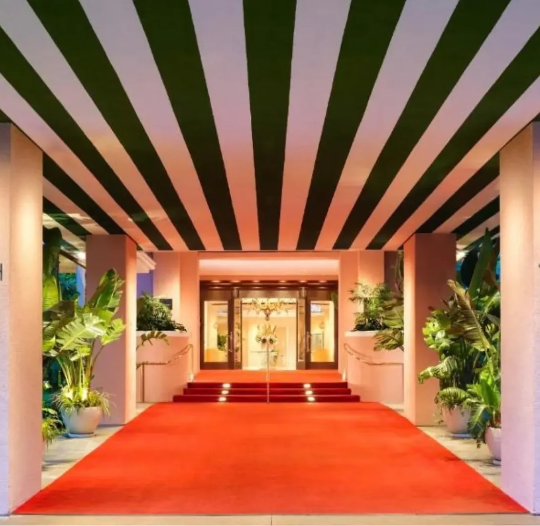 Fachada de The Beverly Hills Hotel rodeada de palmeras en Beverly Hills, California.