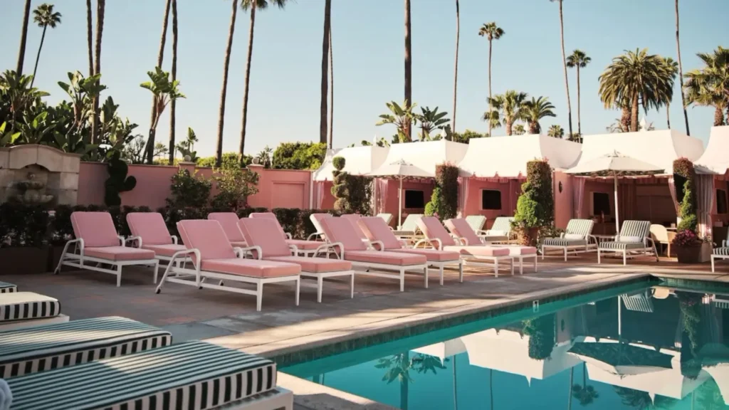 Piscina de The Beverly Hills Hotel en Beverly Hills, California.