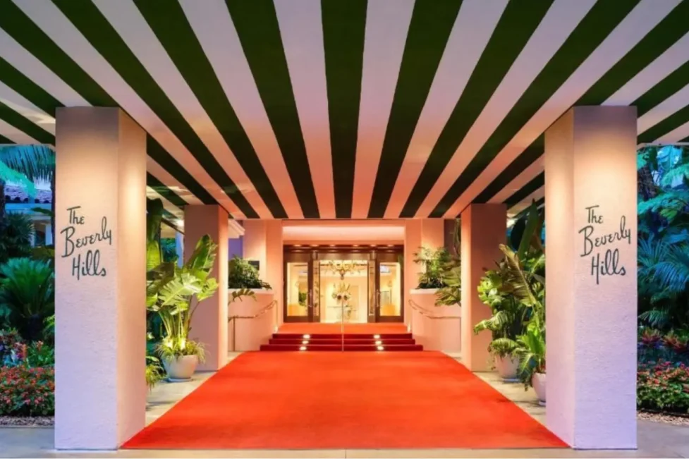 Fachada de The Beverly Hills Hotel rodeada de palmeras en Beverly Hills, California.