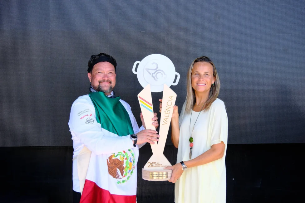 Froilán Mújica recibe el trofeo del World Paella Day 2026 en Valencia, España.